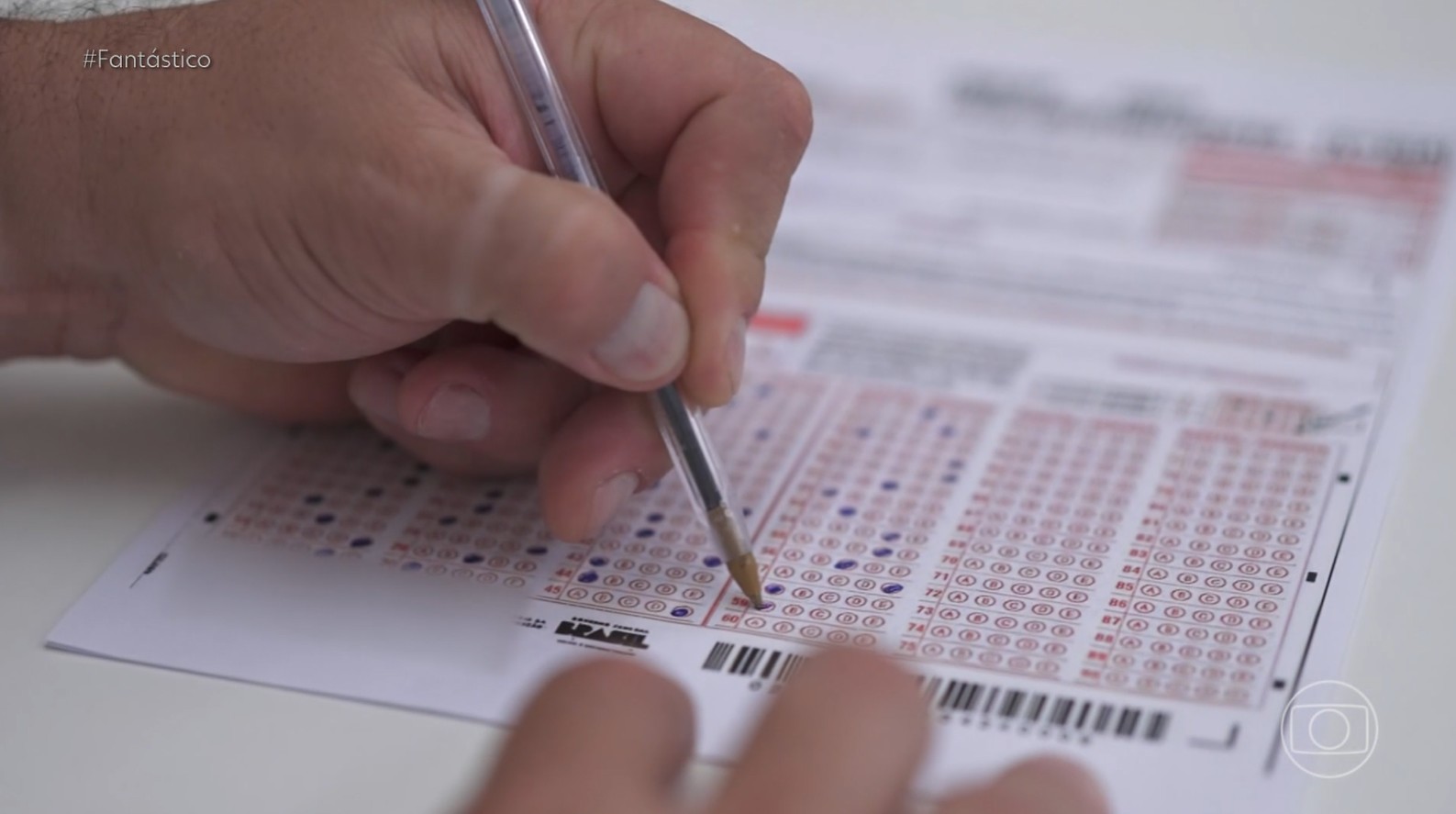 Ponto eletrônico, 'boneco' e outros métodos: como quadrilhas fraudam concursos e faturam milhões