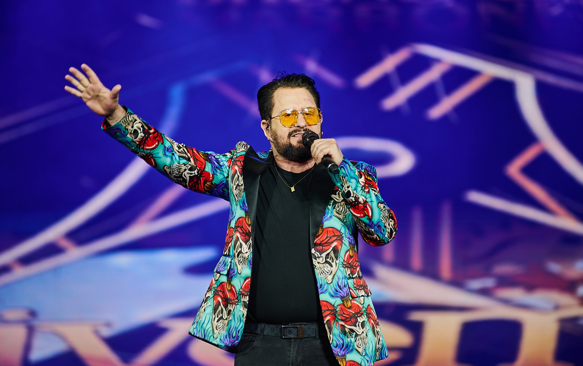 Cantor Marrone passa por cirurgia e pausa agenda de shows