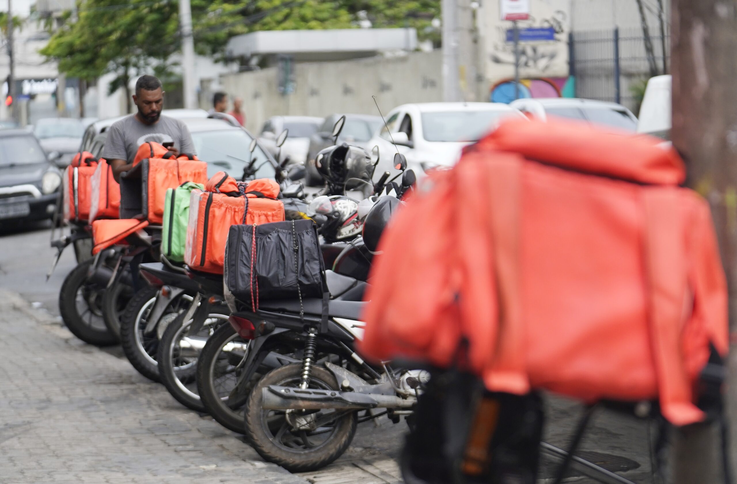 Quaest: 71% dos brasileiros são contra taxa mínima para entregas por aplicativo