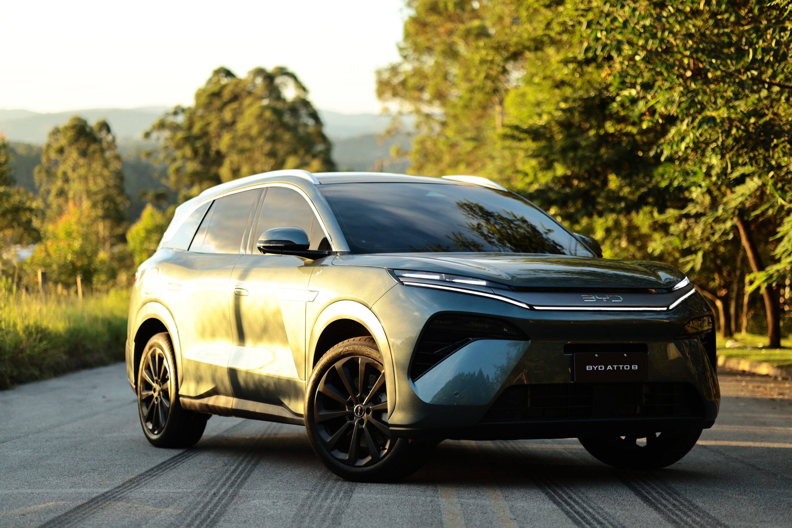 Lucro da BYD cai quase 20%, mas chinesa segue à frente da Tesla nos elétricos