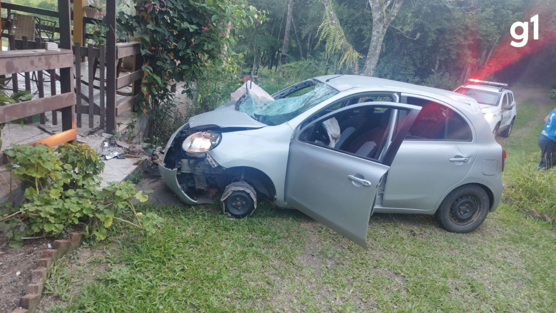 Médico atropela oito pessoas, joga carro contra casa do irmão e tenta matá-lo com pedaço de pau; VÍDEO