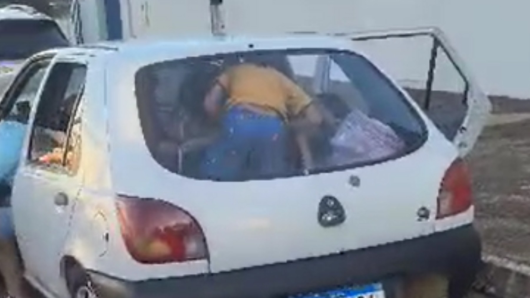 Vídeo: criança sai do porta-malas em carro que transportava 11 pessoas