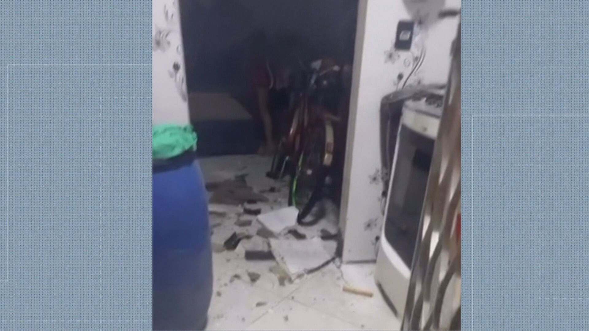 Granada atirada por drone durante confronto de facções destrói casa