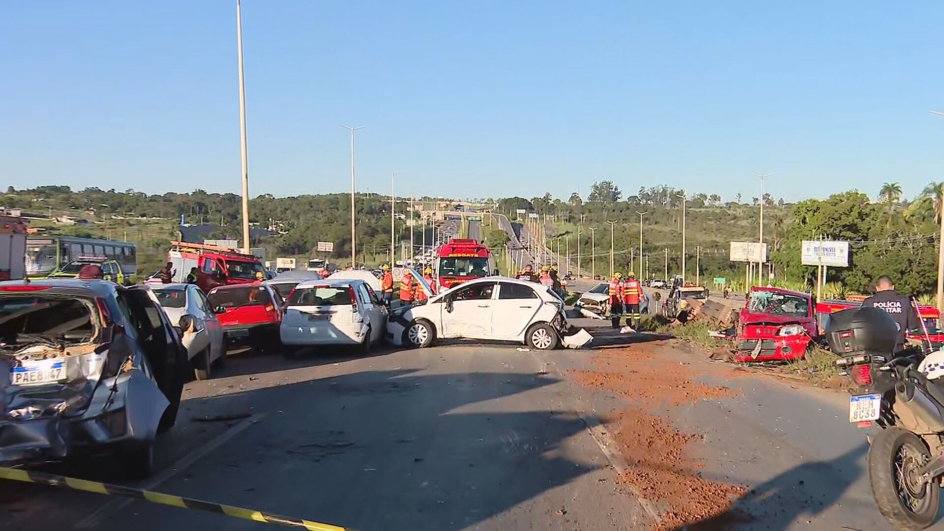 Motorista desmaiou ao ter carro atingido em acidente com 12 veículos no DF: 'Acordei com rapaz pedindo para sair do carro'