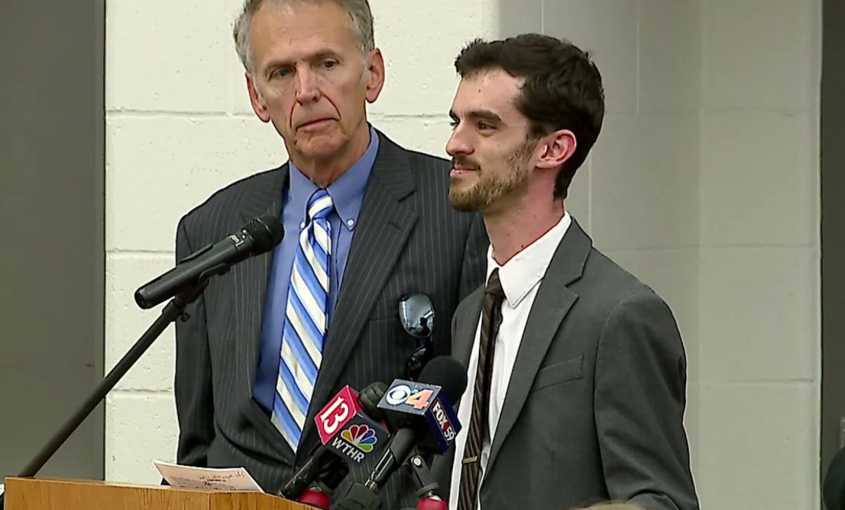 Professor que rejeitou ideologia trans e perdeu emprego tem vitória