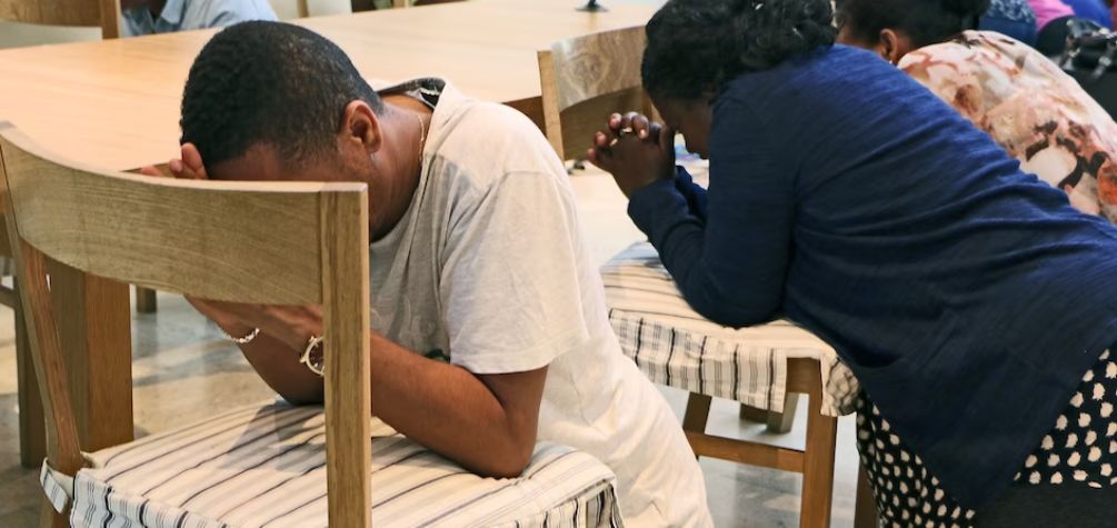 Reunião de oração resulta na prisão de 13 cristãos na Eritreia