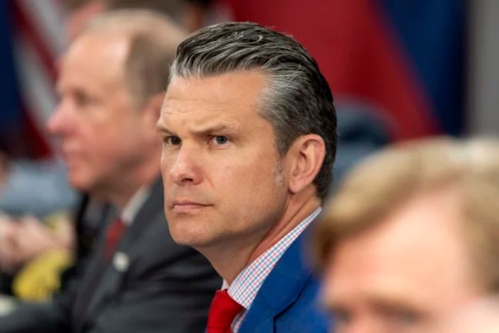 Secretário de guerra dos EUA diz que ora em busca de ‘sabedoria’