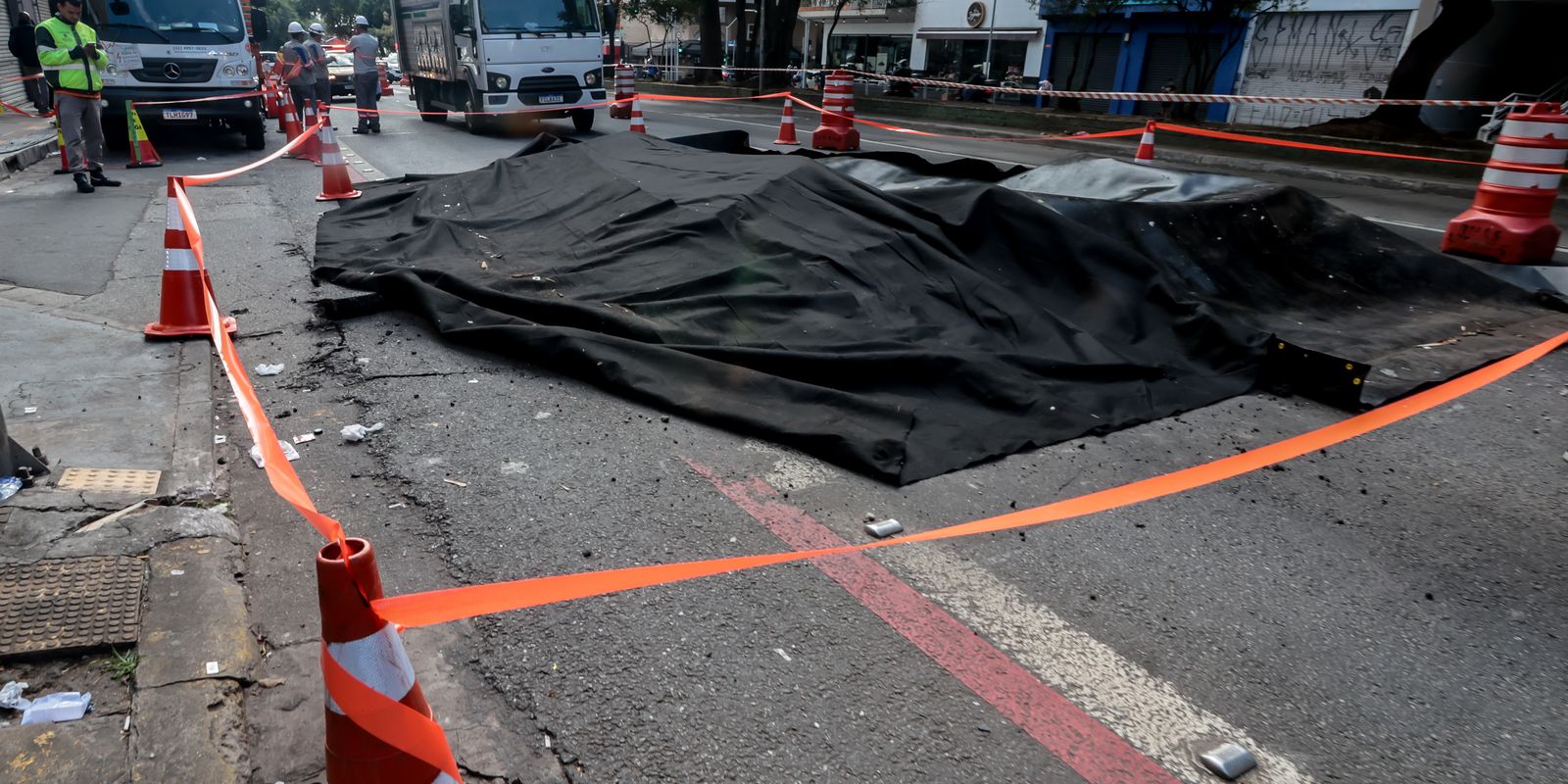 Explosão abre grande buraco na Rua da Consolação em São Paulo