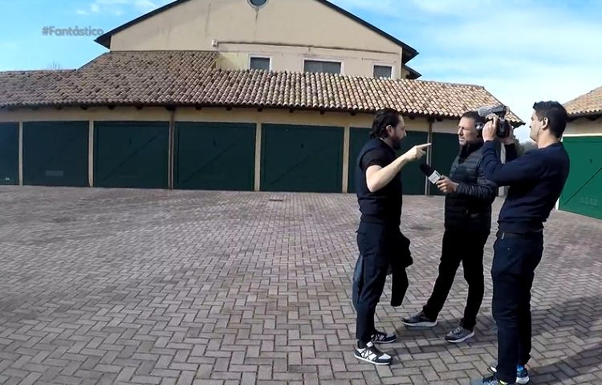 Reportagem flagra ‘rei dos processos’ em condomínio, ele se exalta e ameaça levar repórter à polícia; VÍDEO