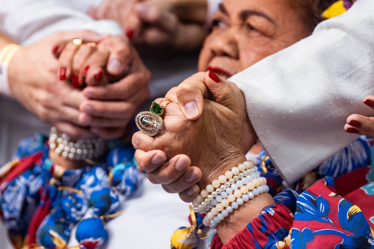 Dona Onete recebe alta e deixa hospital após mais de 1 mês internada em Belém