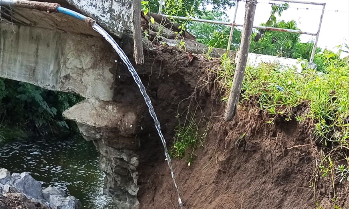 Ponte é interditada após desmoronamento causado por chuvas na Bahia