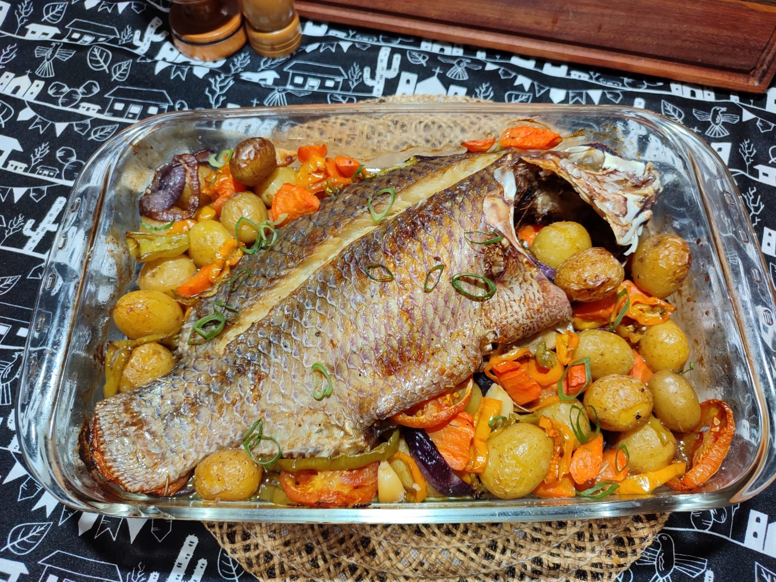 Veja como fazer uma tilápia inteira assada no forno com legumes