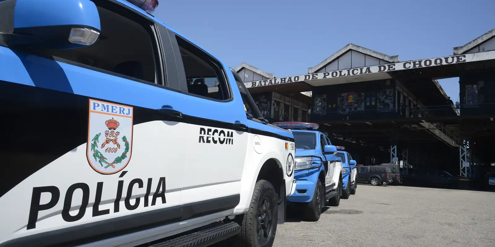 Policial militar agride estudantes em escola estadual no Rio