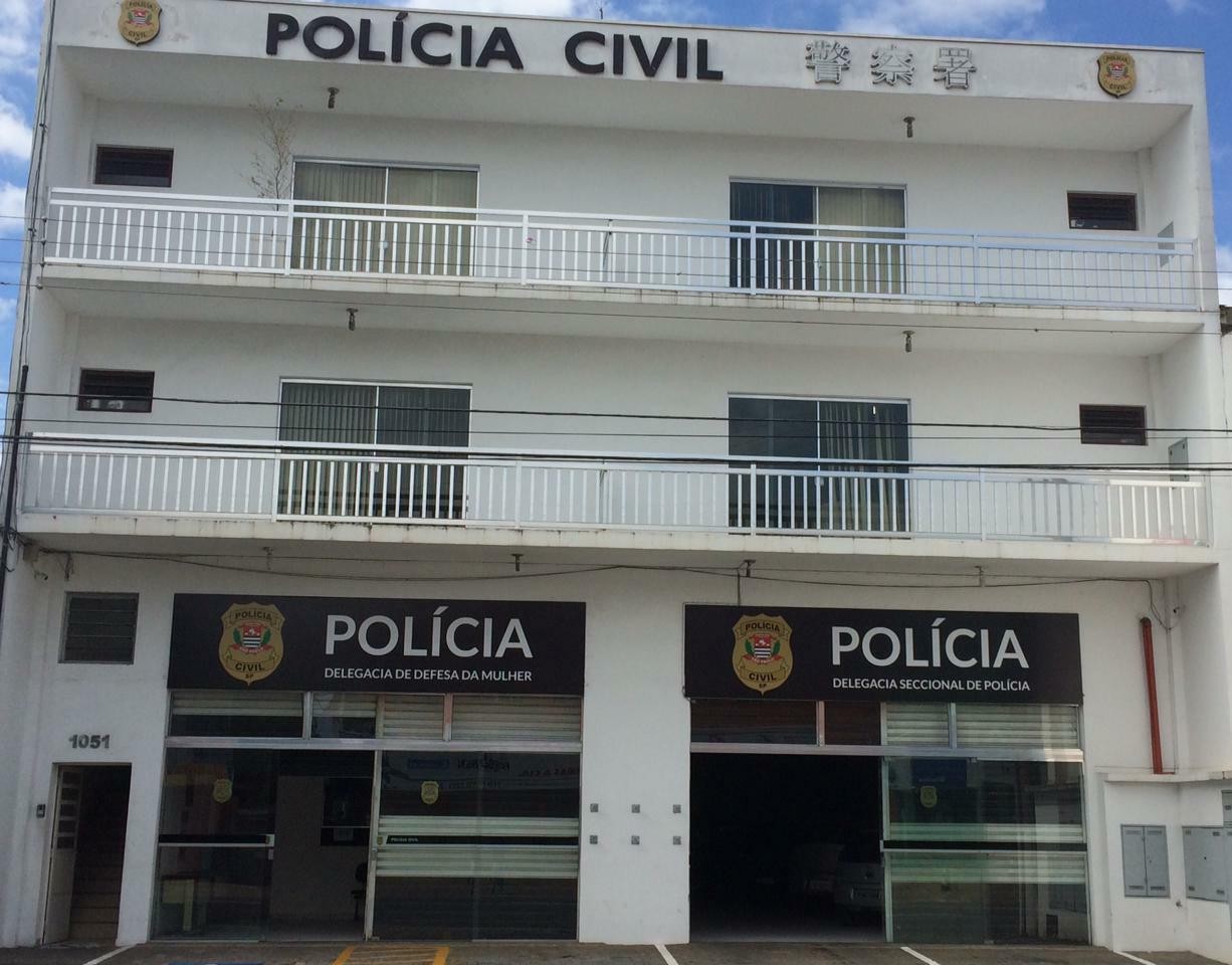 Mãe é presa por agredir filho e abandonar outro nu em rua de SP