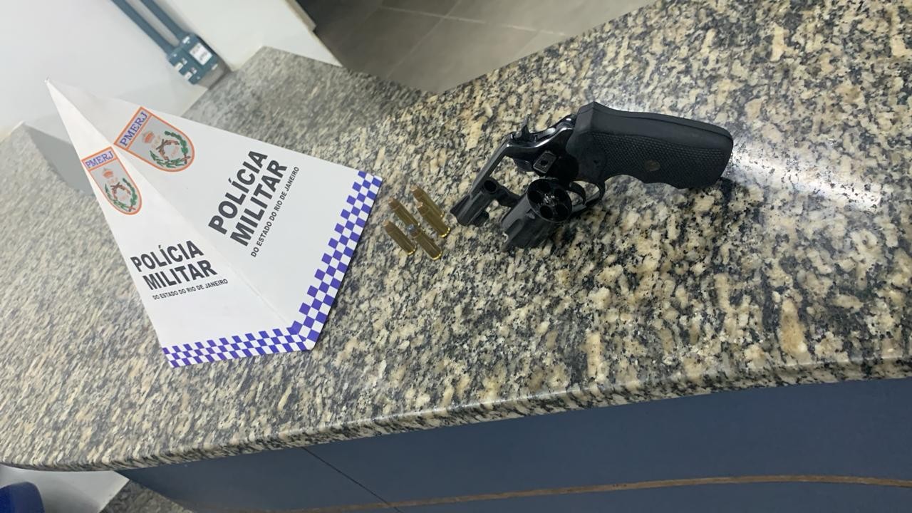 Homem é preso suspeito de posse ilegal de arma de fogo em Resende