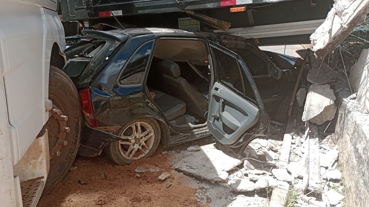 Acidente em Carandaí: Trem atinge carreta e deixa ferido; veja