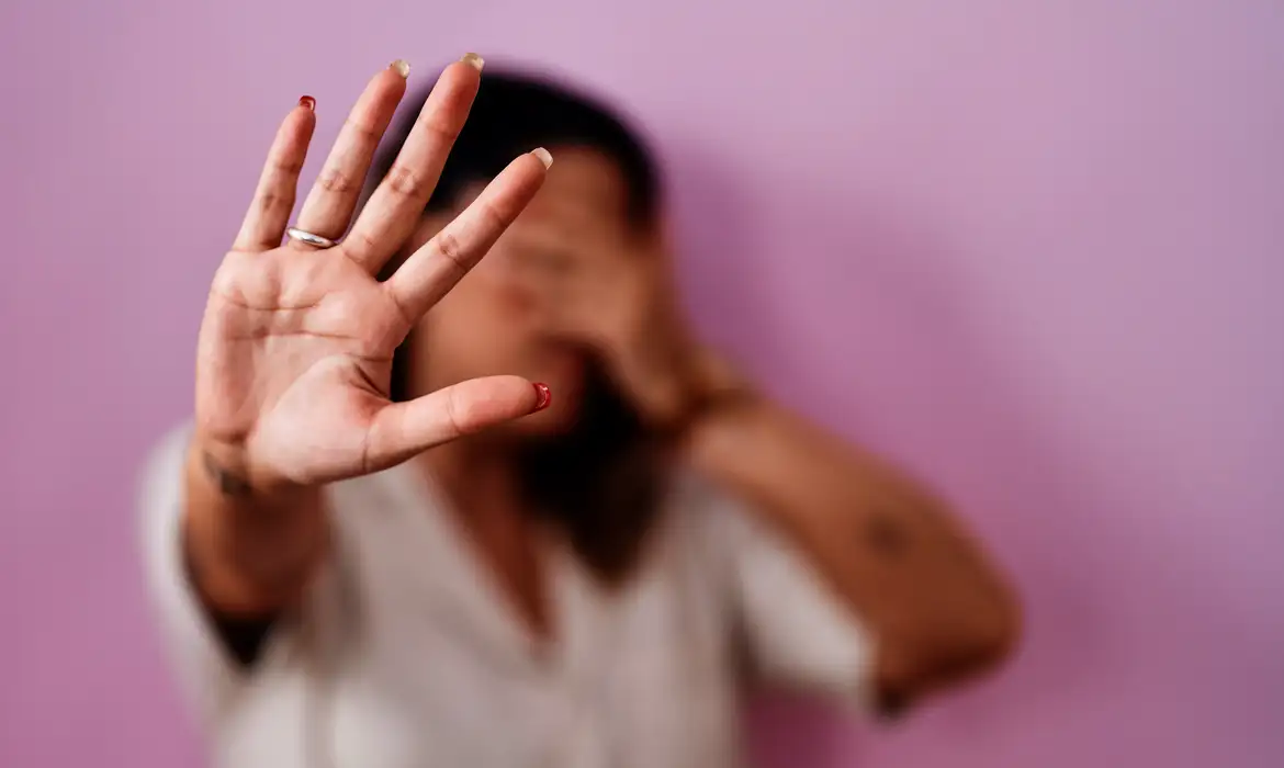 Em 2025, 70% das agressões contra mulheres ocorreram dentro de casa