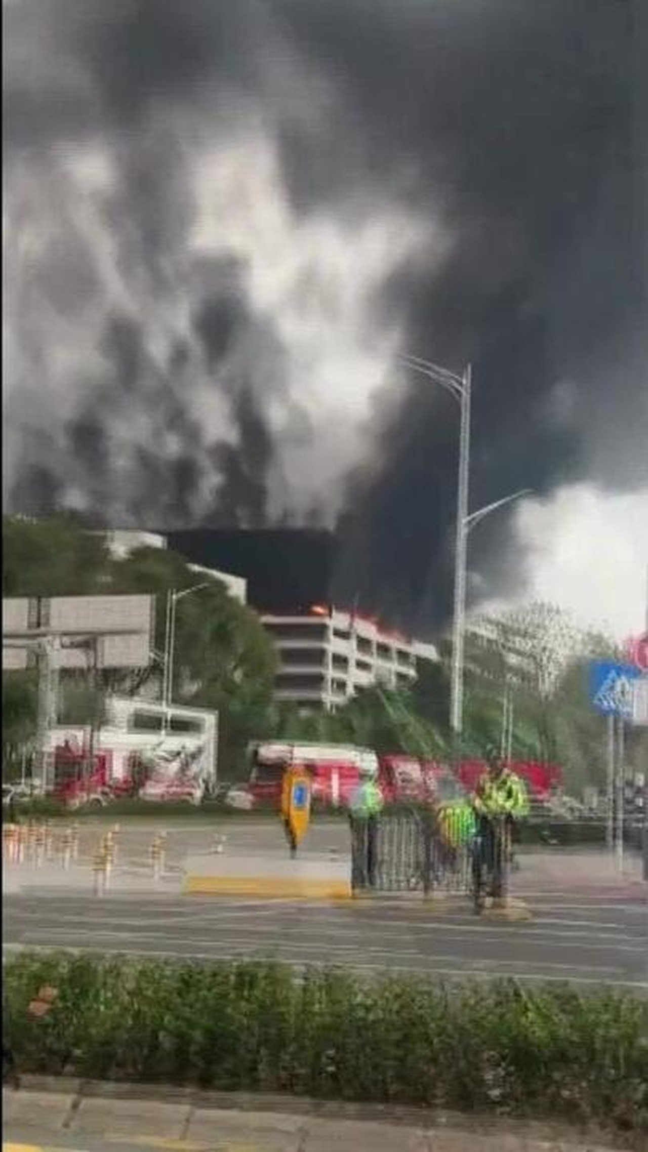 Incêndio de grandes proporções atinge estacionamento da BYD na China