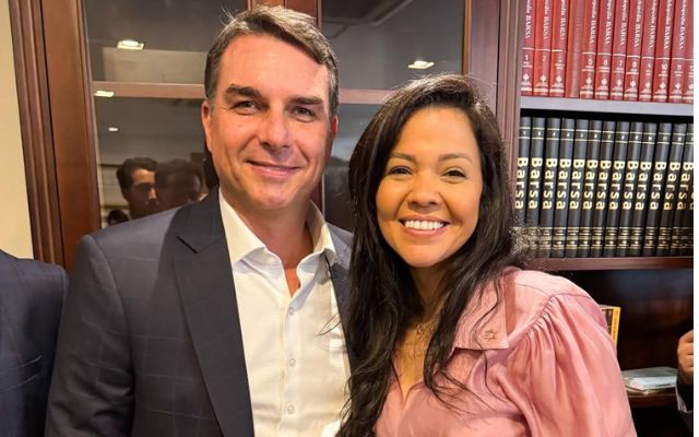 Flávio Bolsonaro avalia evangélica Priscila Costa para vice