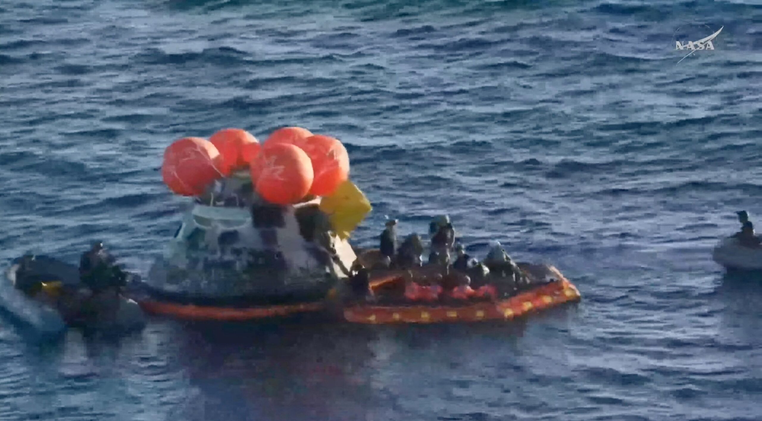 Artemis II: Astronautas deixam cápsula Orion após retorno à Terra