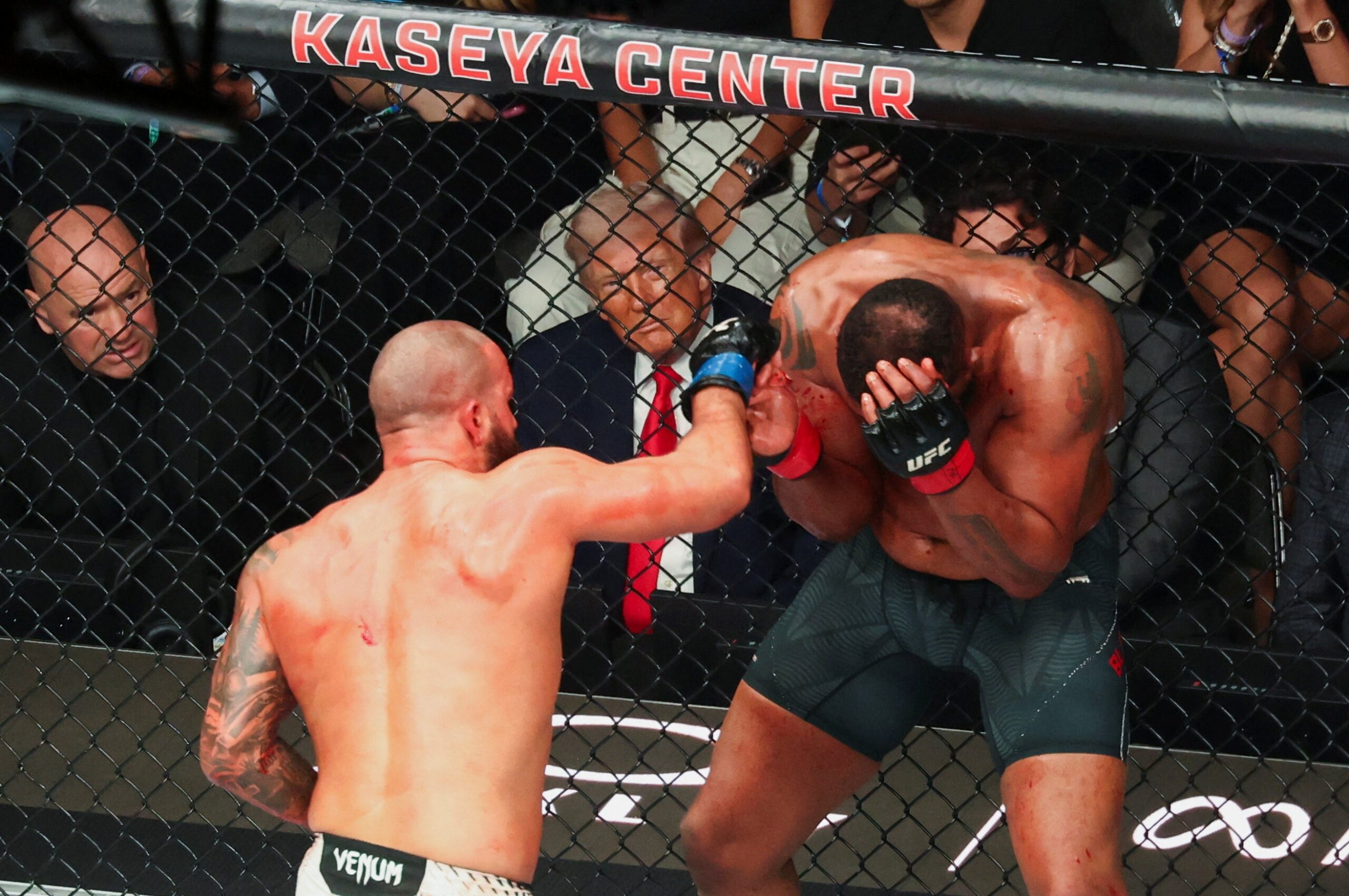 Trump assiste ao UFC em Miami enquanto negociação no Paquistão fracassa