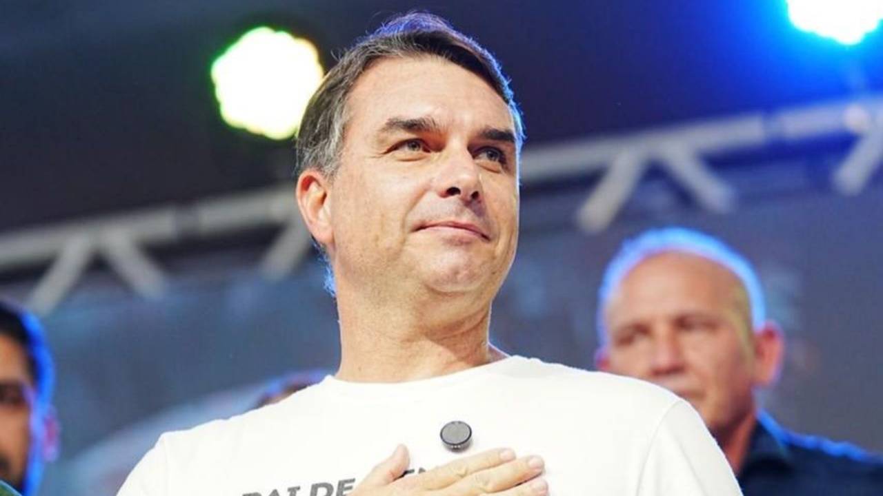 Flávio Bolsonaro recusa convite para evento ligado a Doria