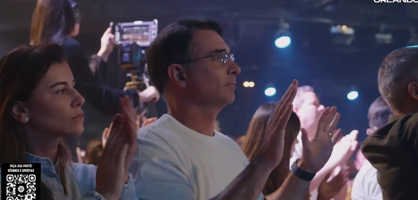 Disputa por evangélicos faz Flávio Bolsonaro intensificar visitas