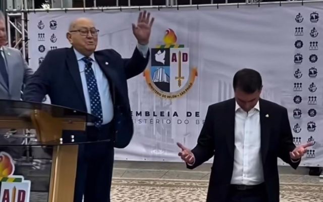 Flávio Bolsonaro visita cúpula da Assembleia de Deus