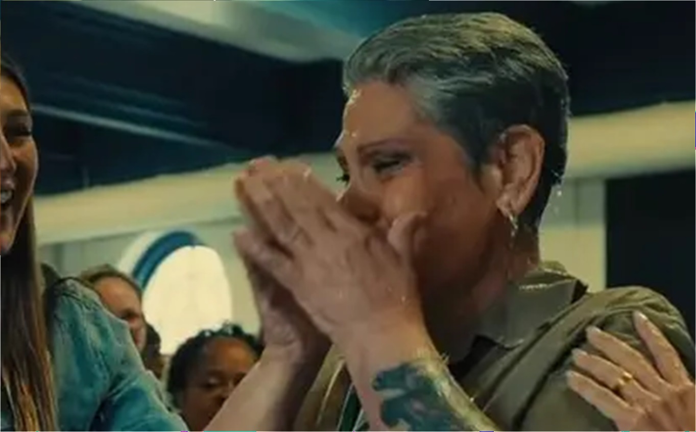 Vídeo: mulher se emociona ao se converter e ser batizada após quase 20 anos na prisão