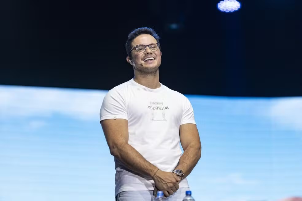 Deive Leonardo recebe caminhão doado para cruzadas no Brasil