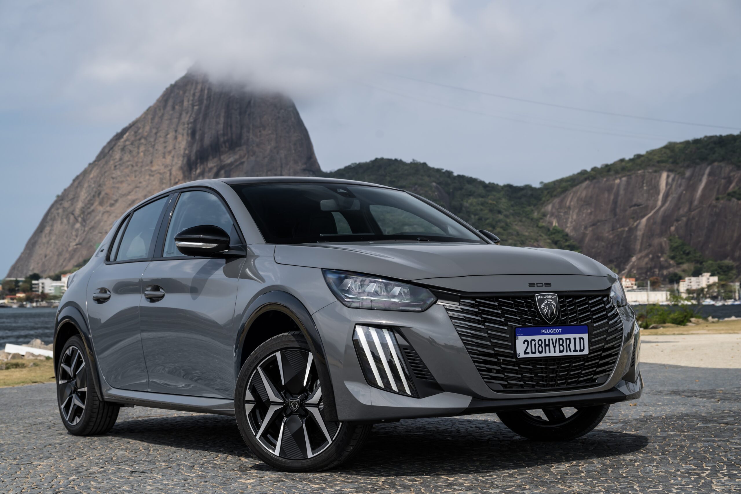 Dona da Fiat anuncia recall de 700 mil carros híbridos por risco de incêndio