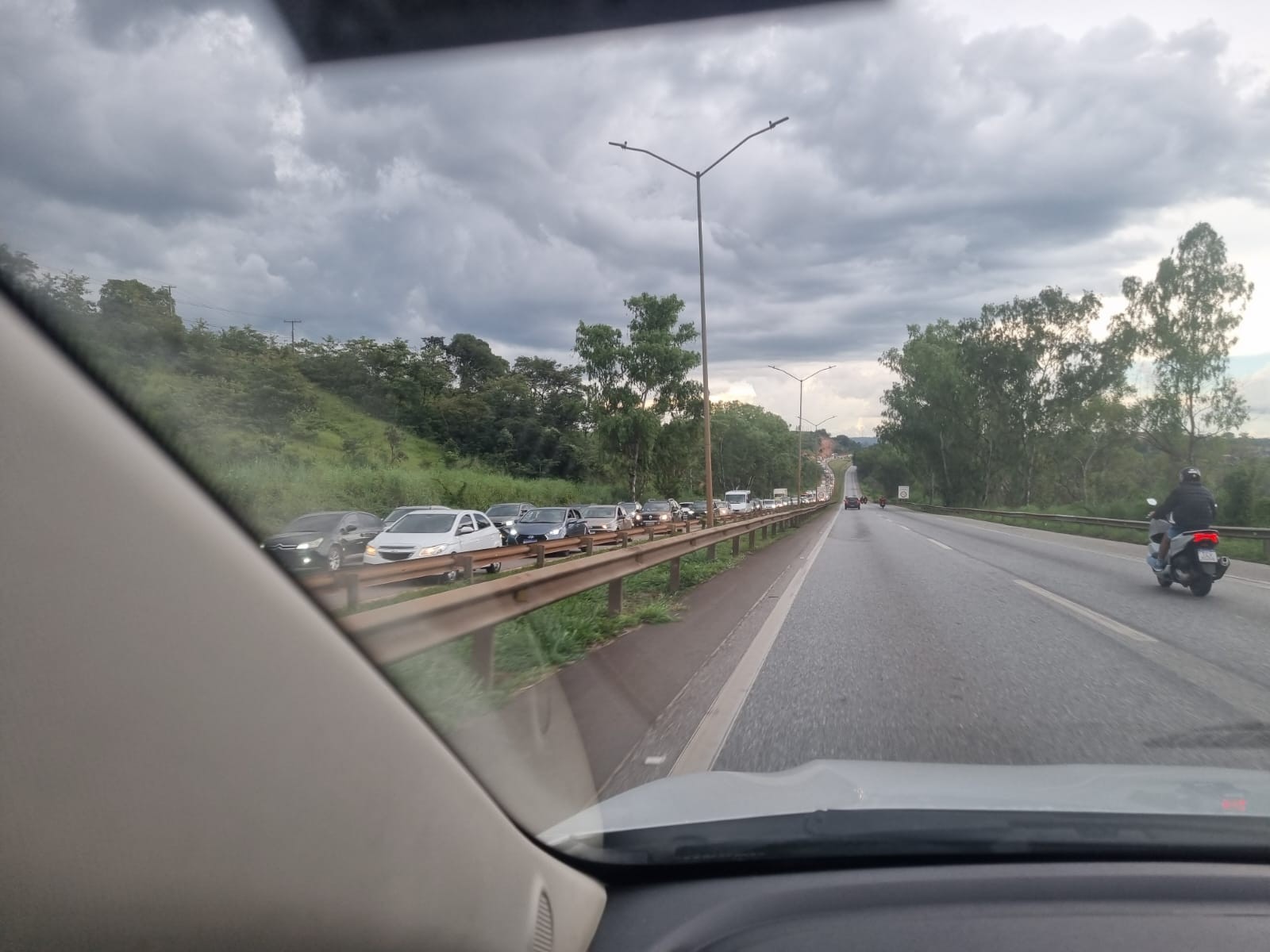 Trânsito intenso e acidentes com mortes marcam volta do feriado em BH