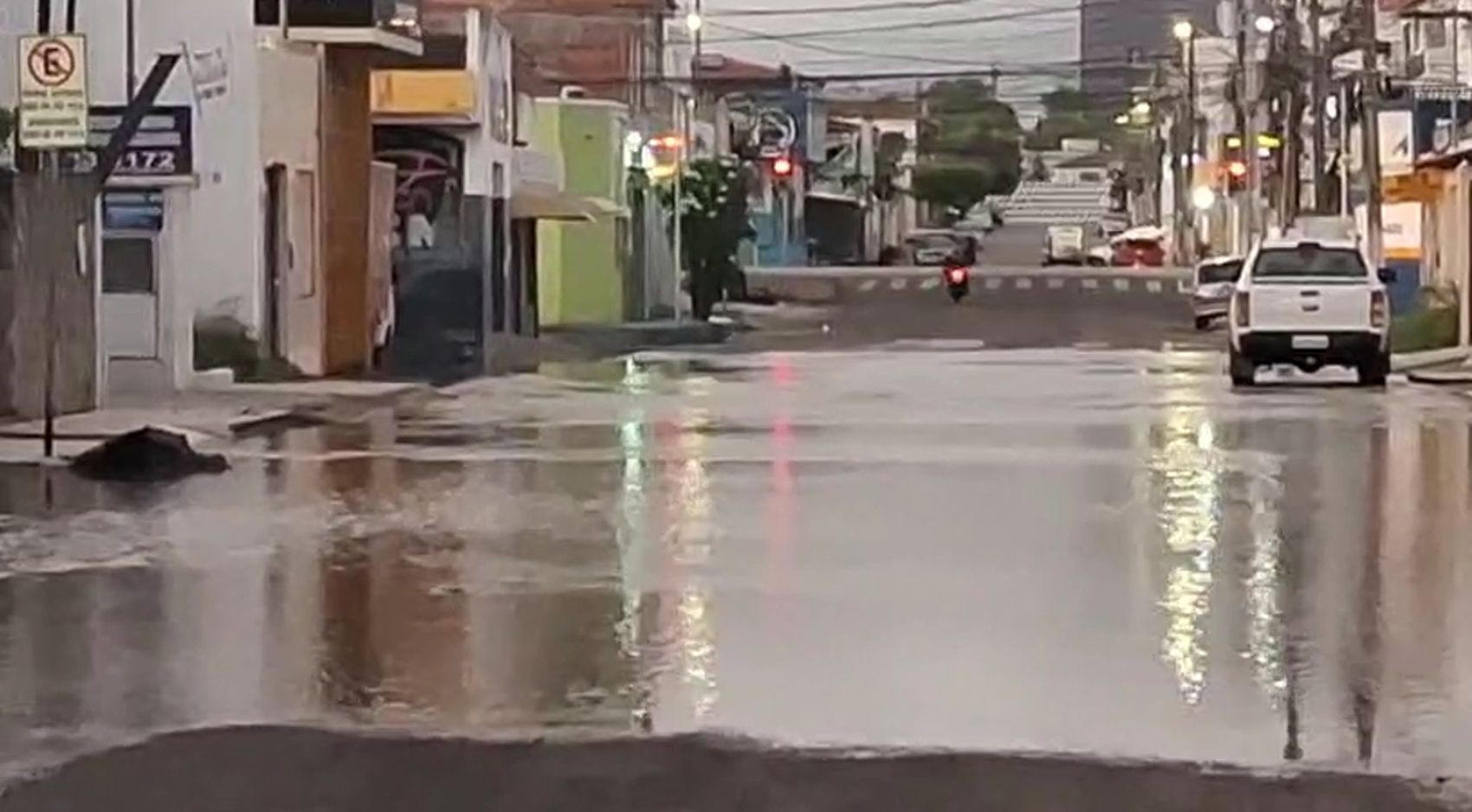Vazamento afeta abastecimento de água em bairros de Aracaju