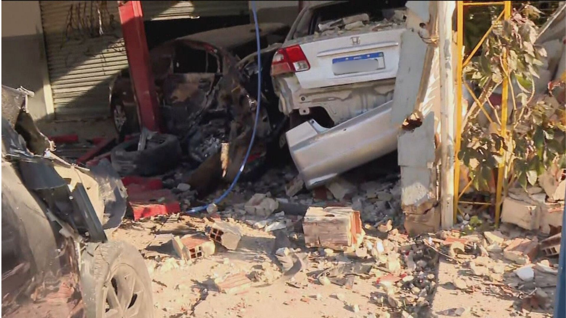 Caminhonete invade oficina de carros em Olinda