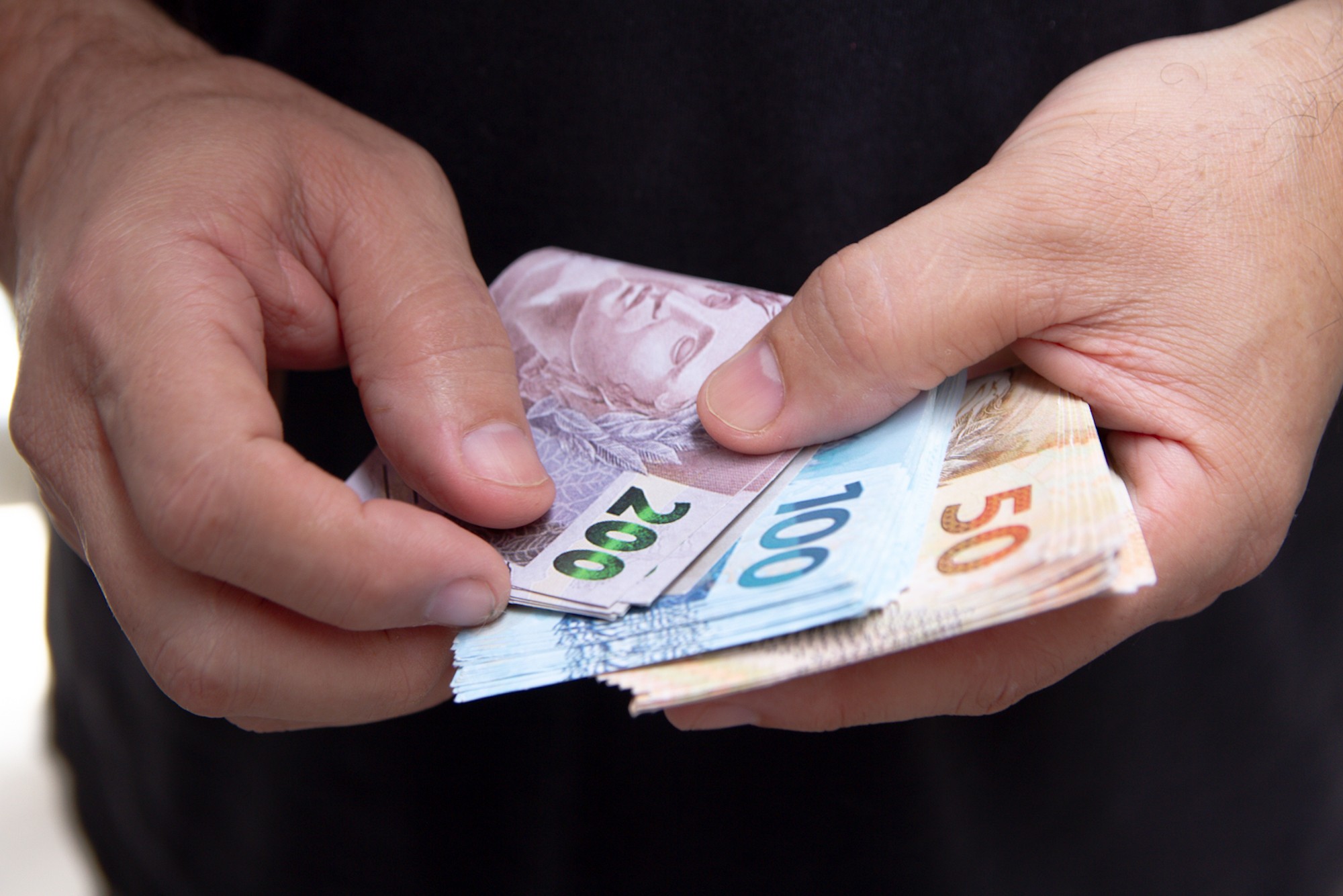 Confiança do consumidor cai e entra em campo pessimista em abril, segundo Ipsos