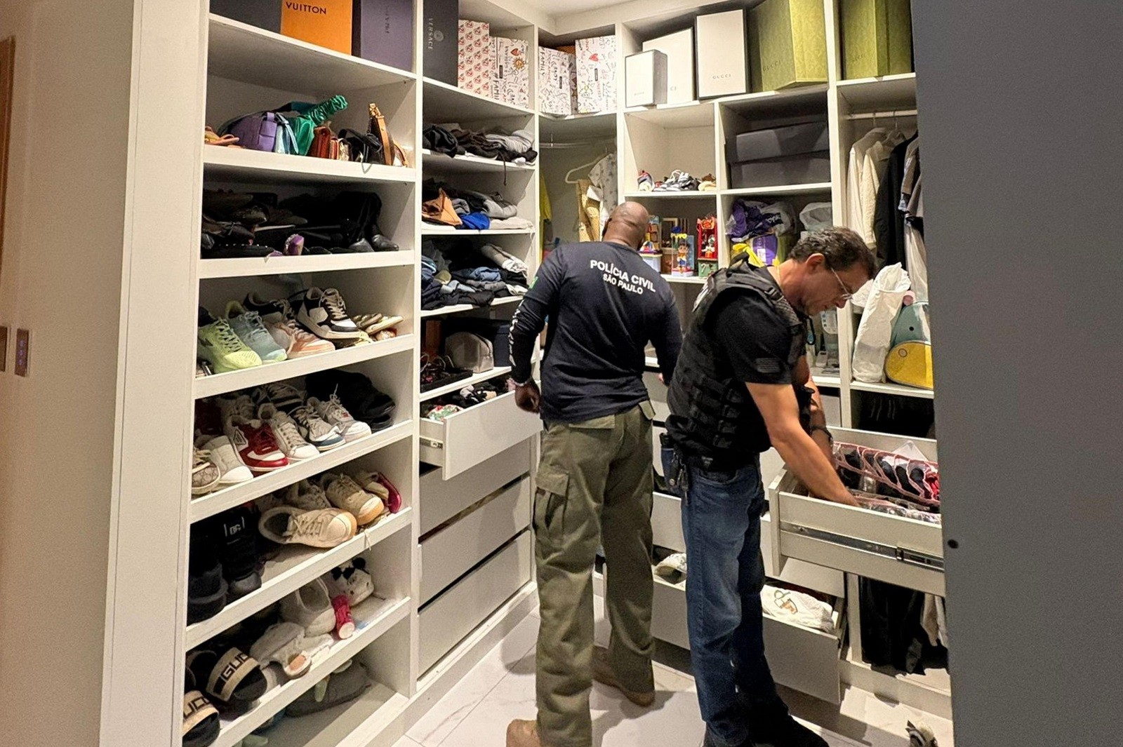 Influenciadora e namorado que movimentaram R$ 5 milhões em três meses são alvo de buscas da polícia em Praia Grande