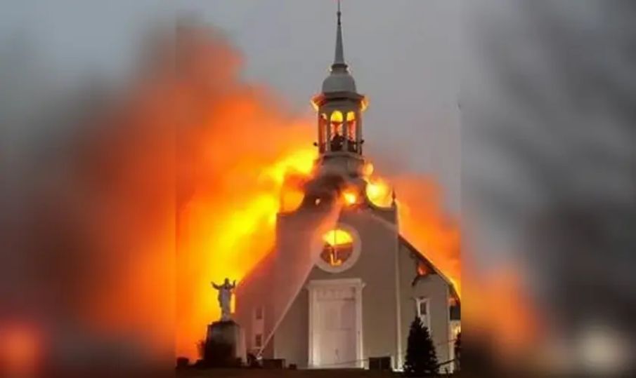 Templo de igreja centenária é destruído por incêndio no Canadá