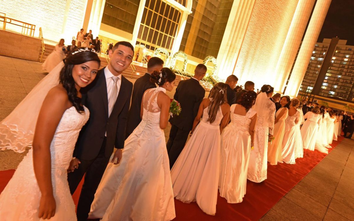 Igreja Universal celebra casamento coletivo para 17 mil casais