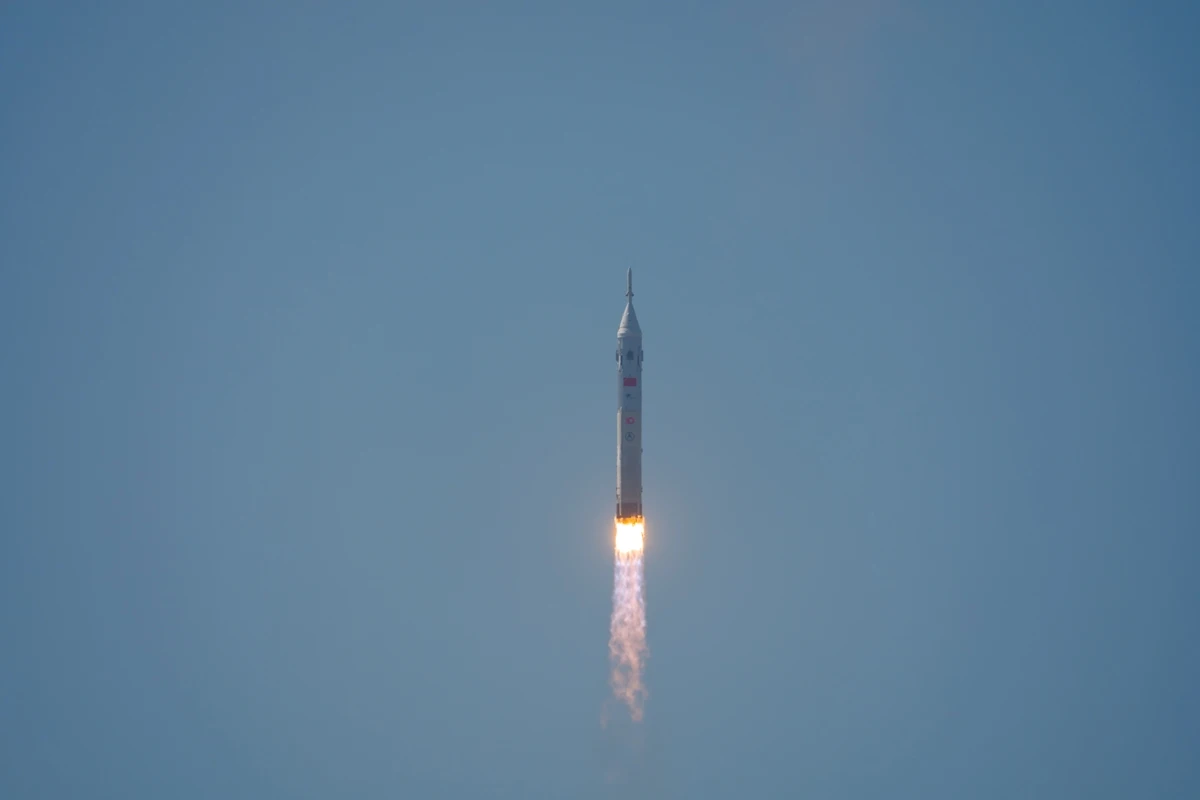 China pode pousar na Lua antes dos EUA na corrida lunar. Entenda