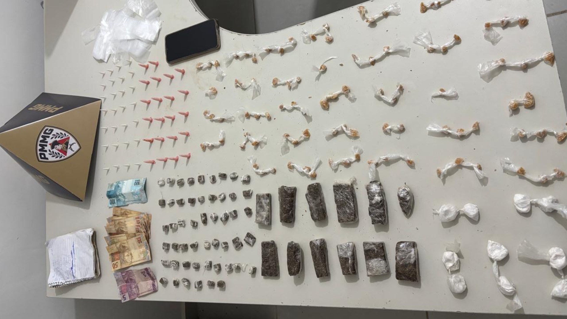 Tráfico em cemitério termina com jovem preso e drogas apreendidas em Conselheiro Pena