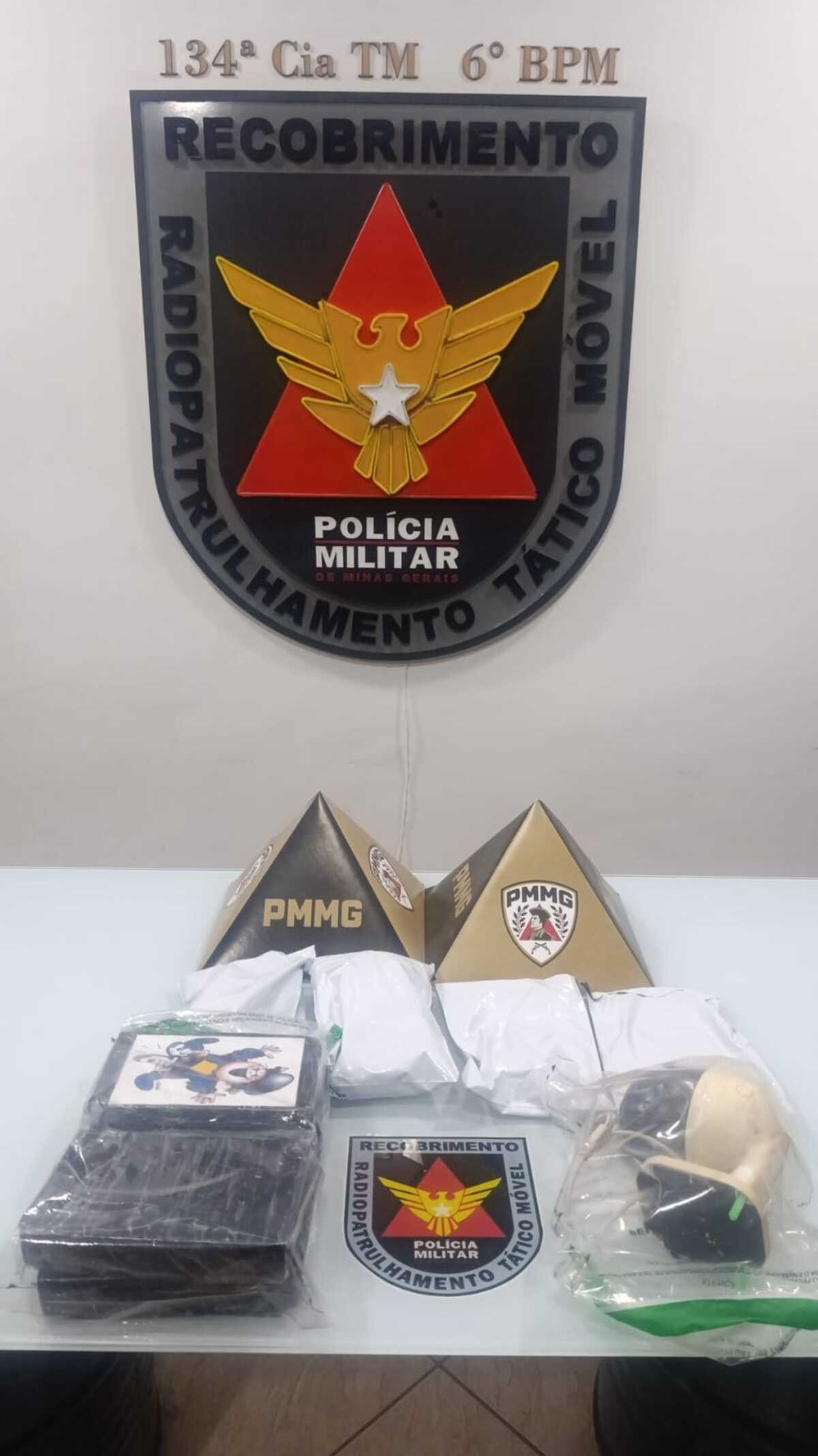 Motorista foge da PM, arremessa drogas e é preso após intensa perseguição em Governador Valadares