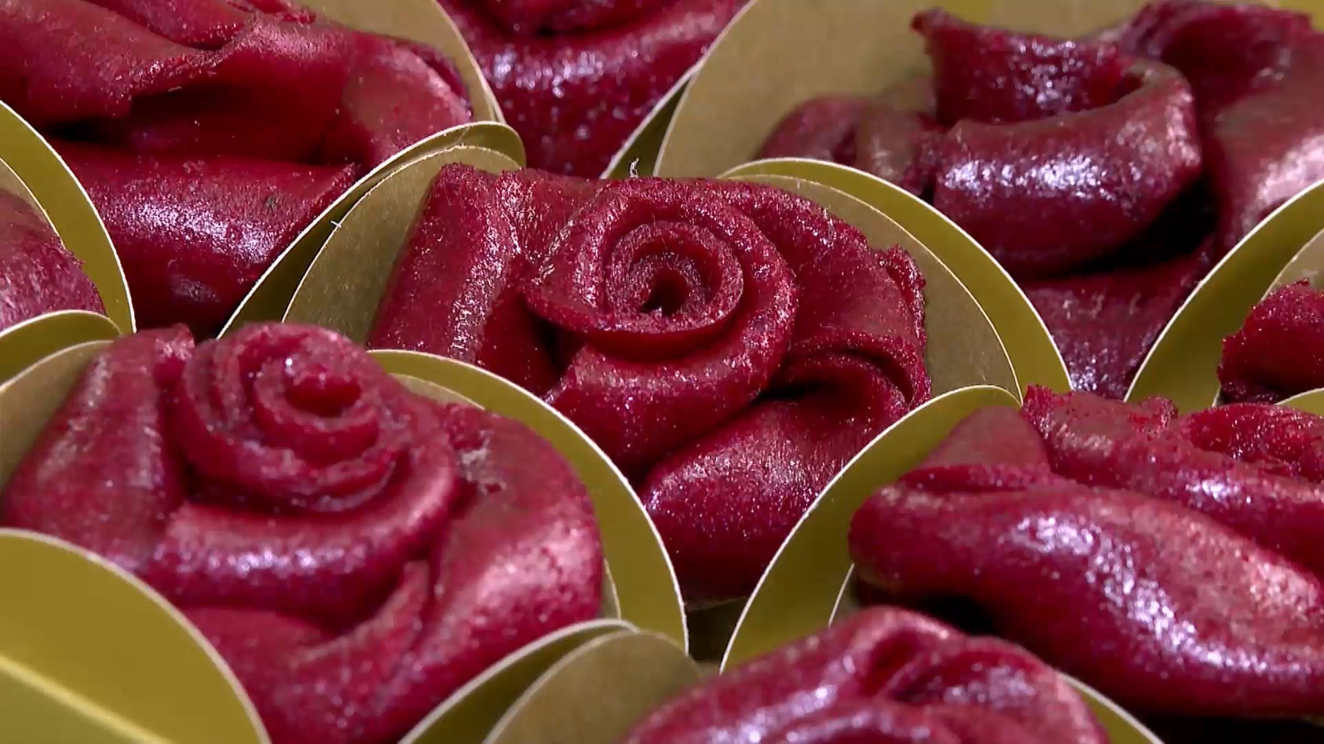 Frutas e legumes que iriam para o lixo viram couro vegetal comestível