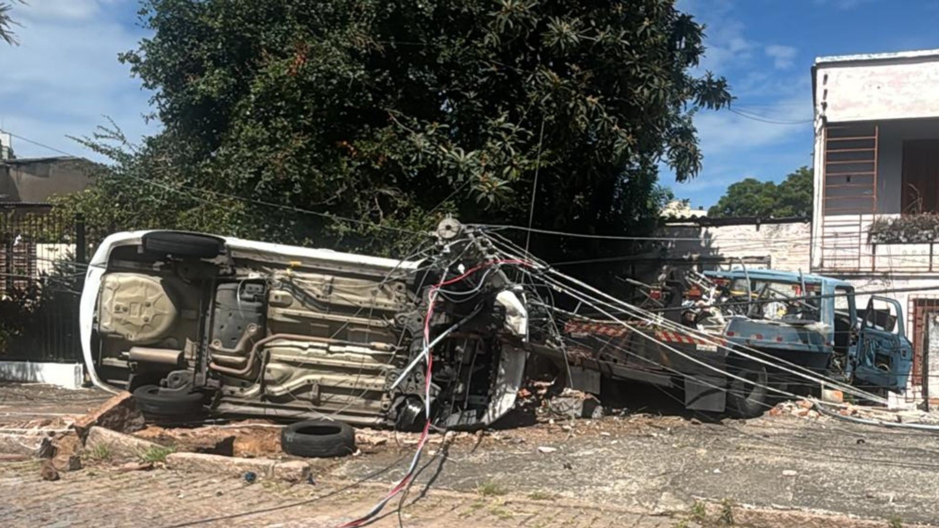 VÍDEO: Carro cai de caminhão guincho após veículo atingir casa em Porto Alegre; dois ficam feridos