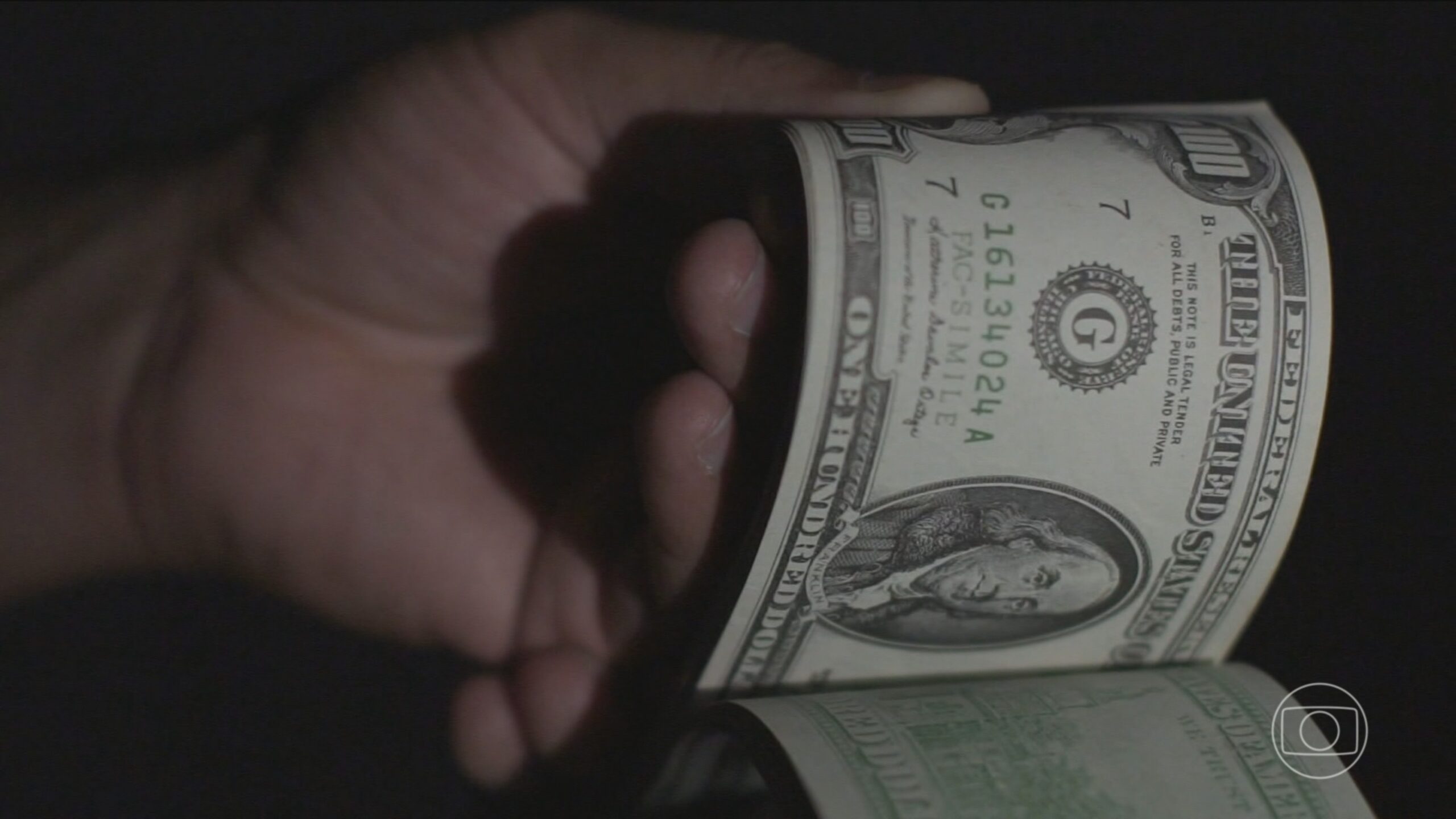 Dólar abre em queda com mercado atento ao ultimato de Trump sobre Ormuz