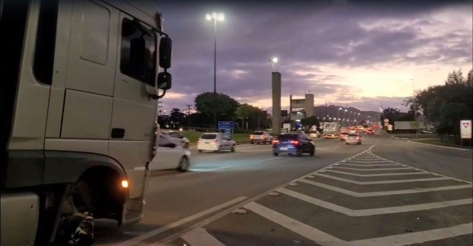 Caminhão carregado com brita perde roda na entrada da Ponte Pedro Ivo, em Florianópolis