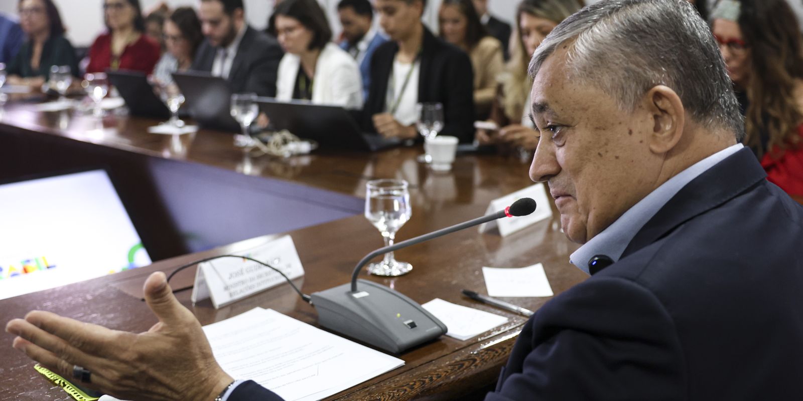 Governo não votará fim da escala 6×1 sem acordo, diz José Guimarães