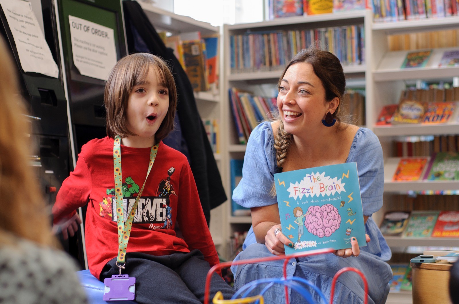 Menino de 7 anos lança livro sobre cotidiano lidando com autismo e TDAH no Rio