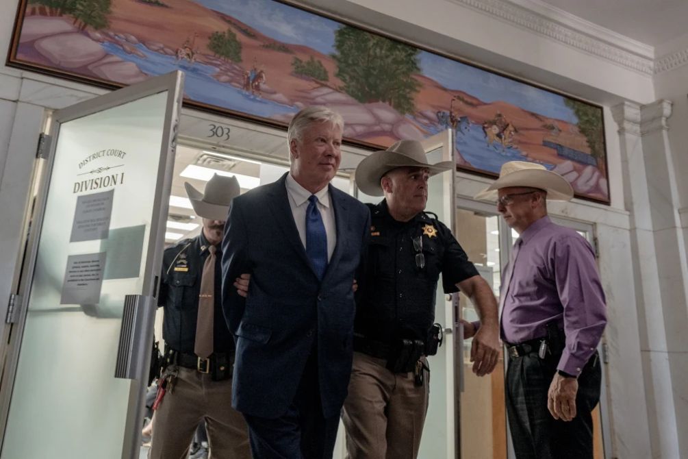 Após deixar prisão, Robert Morris pede perdão à vítima de abuso