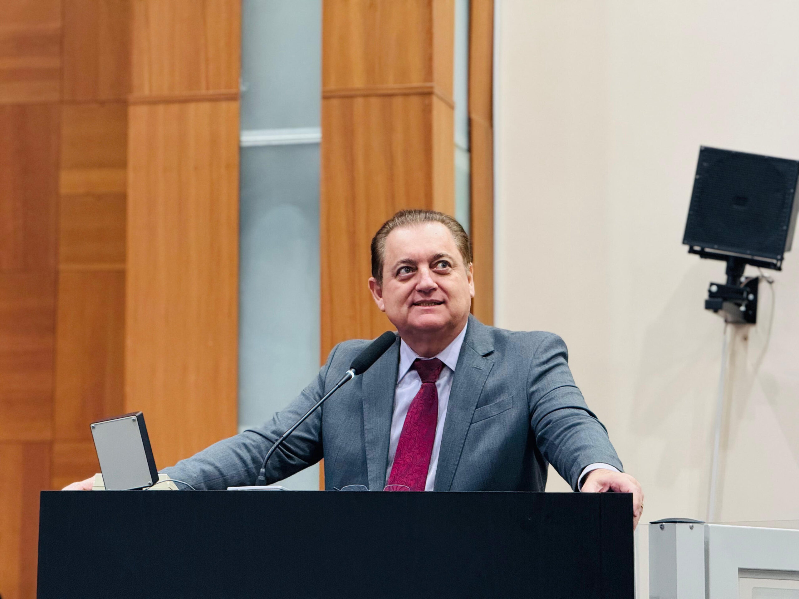 Sebastião Rezende se impõe e vira peça-chave em meio à debandada partidária