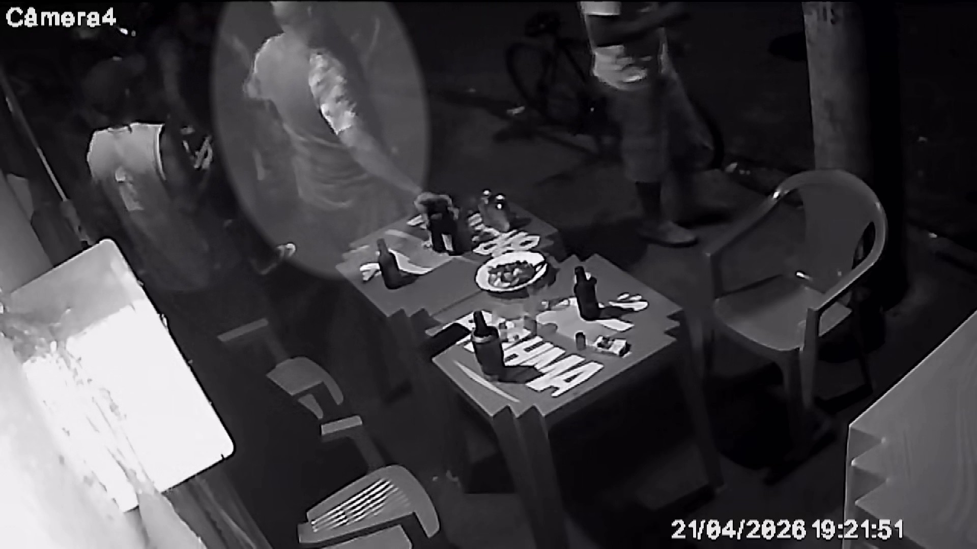 Vídeo mostra confusão em bar que acabou com dois homens mortos esfaqueados no interior de SP